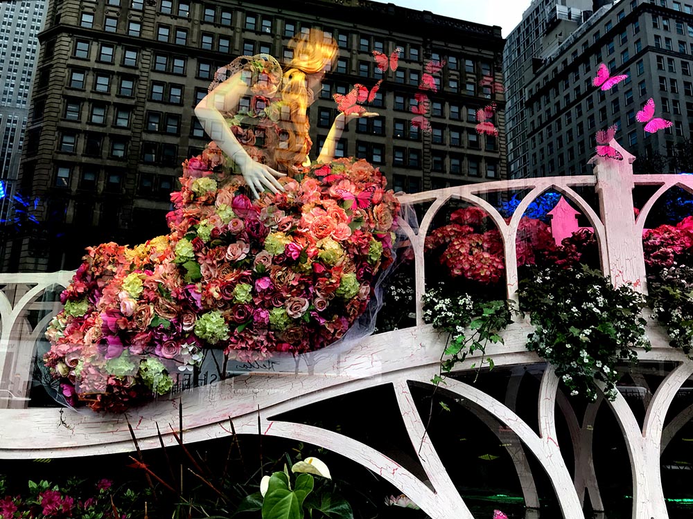 Una de las vitrinas adornadas con flores en la tienda Macy's de la calle 34 de Manhattan.