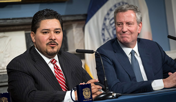 Richard Carranza y el alcalde Bill de Blasio. Foto NYC