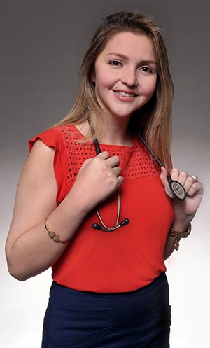 Tatiana Echeverry con su sonrisa y el estetoscopia de doctora al cuello. Fotos John Caballero