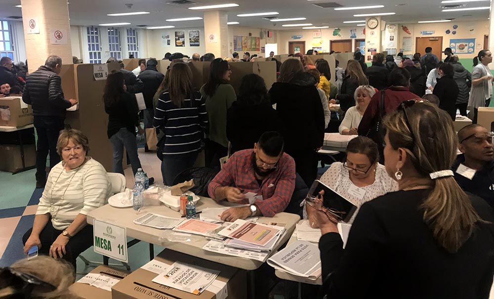 Los colombainos votaron masivamente en la escuela pública 69 de Queens, al igual que en la sede del Consulado de Colombian en Manhattan. Fotos Javier Castaño