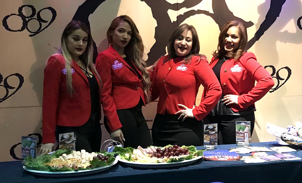 Las modelos de Cibao Meat ofreciendo degustaciones de los embutidos de esta empresa.