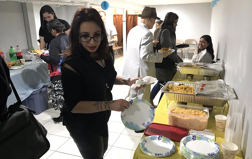 La noche de la inauguración de la nueva sede de Padres en Acción hubo comida para todos los presentes.