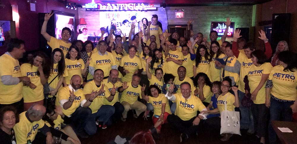 Algunas de las personas que acudieron a D'Antigua a apoyar la candidatura de Petro en Nueva York
