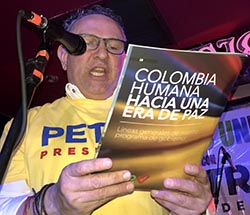 Ramiro Antonio Sandoval frente al micrófono: 'Petro es mi presidente'.