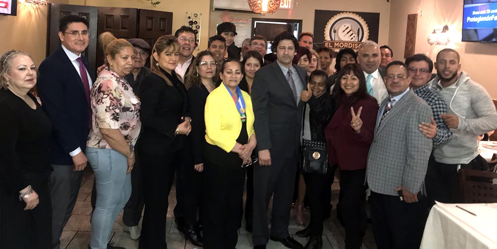 El candidato Yonel Letellier Sosa, al centro de corbata y rodeado de sus seguidores en El Mordisco.