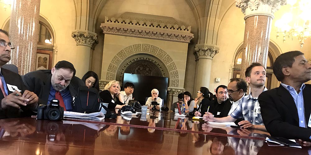 Representantes de la prensa étnica que acudieron al llamado del nuevo canciller de educació de la ciudad de Nueva York.
