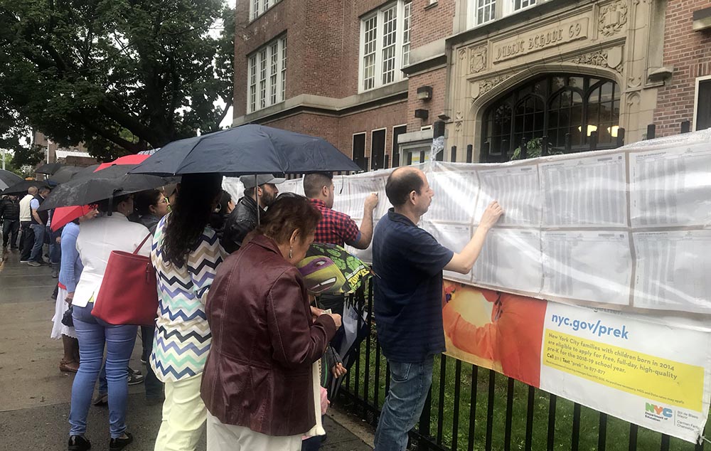 Los colombianos acudieron a Jackson Heights a votar a pesar de la inclemencia del clima. Foto Javier Castaño