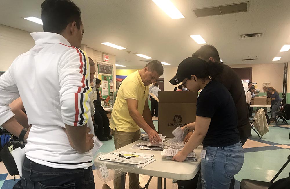 El conteo de votos en la escuela pública 69 de Jackson Heights al final del proceso de votación.