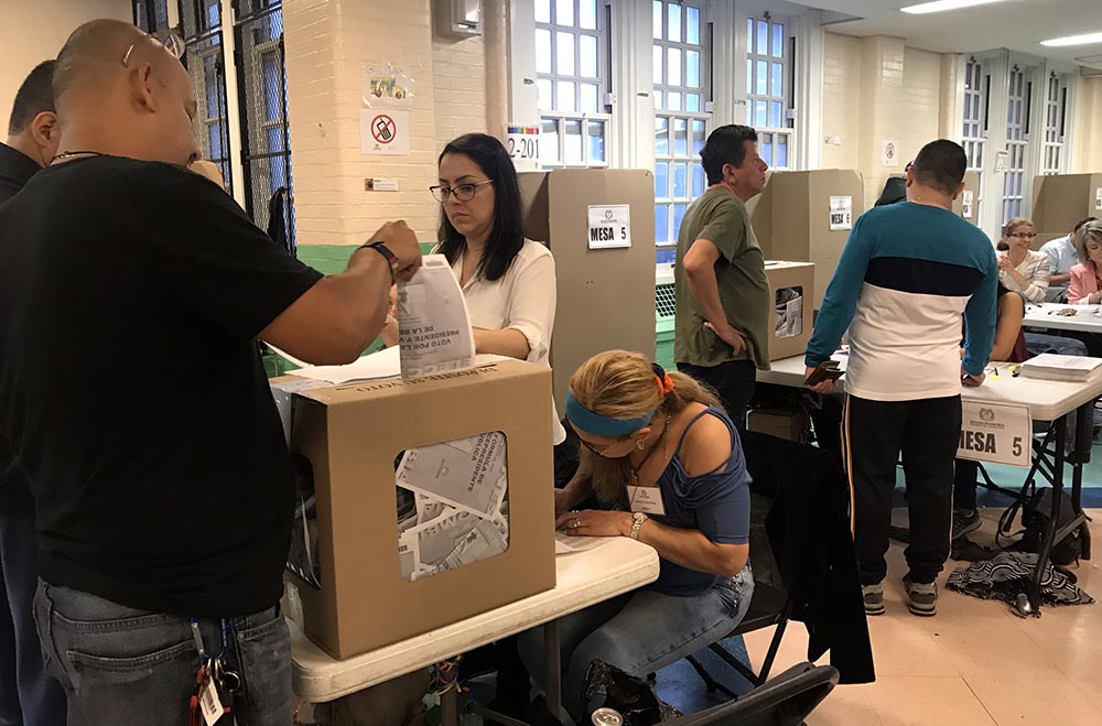 Carlos Plaza ejerciendo su derecho al voto en Queens. Foto Javier Castaño