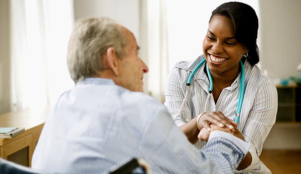Hospitales y clínicas buscan personal médico y enfermeras