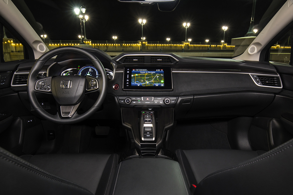 El interior del carro Honda Clarity Plug-In Hybrid del 2018.