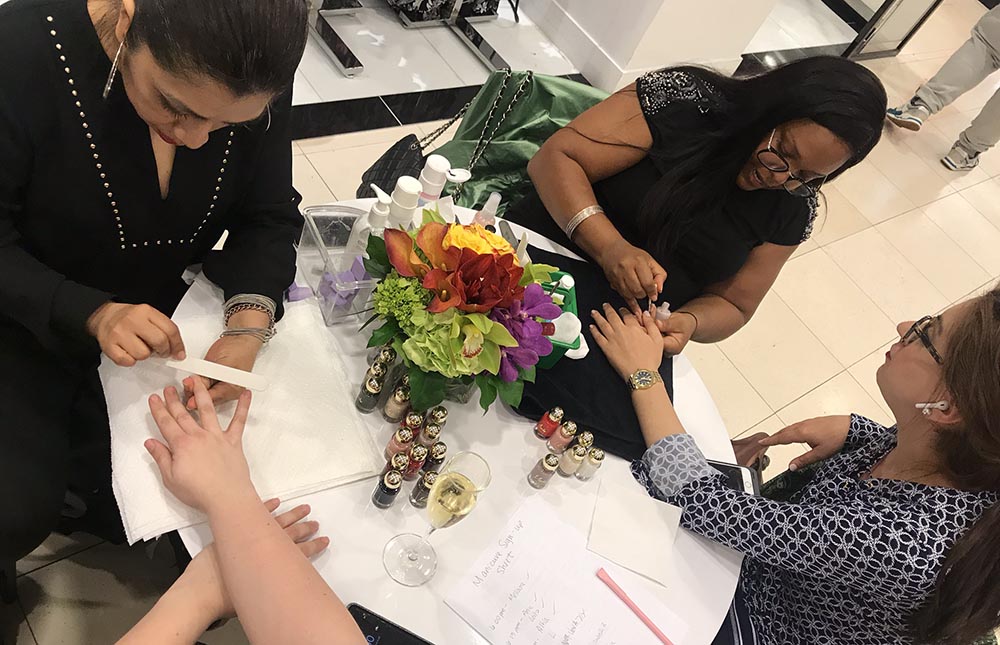 Mujeres protegiendo sus uñas con 
