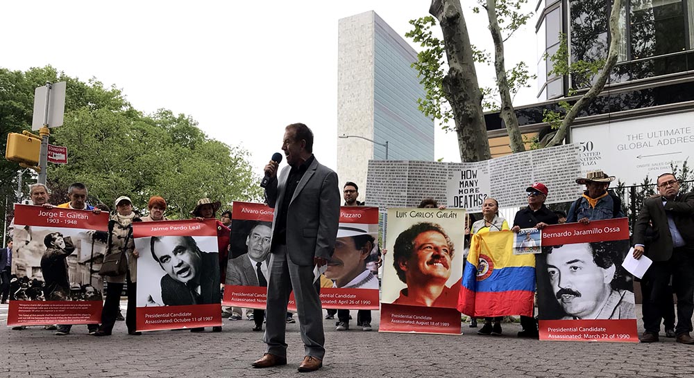 Arturo Archila, psiquiatra, dirigiéndose a los asistentes que exigieron no más asesinatos en Colombia.