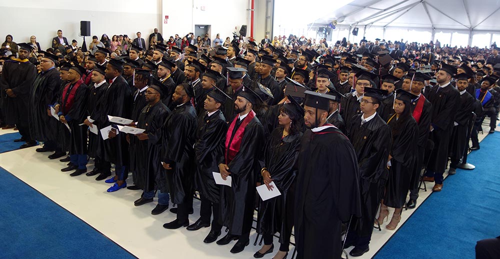 Los estudiantes que recibieron su diploma del Vauhgn College este sábado 19 de mayo.