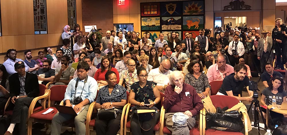 People attending the debates at the Jewish Center in Jackson Heigthts, Queens. Photo Javier Castaño