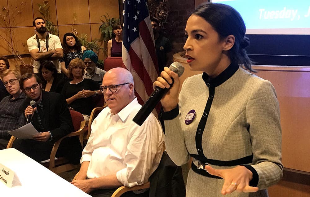 El congresista Joseph Crowley debatió con Alexandria Ocasio-Cortez, quien está en el primer plano de esta foto.