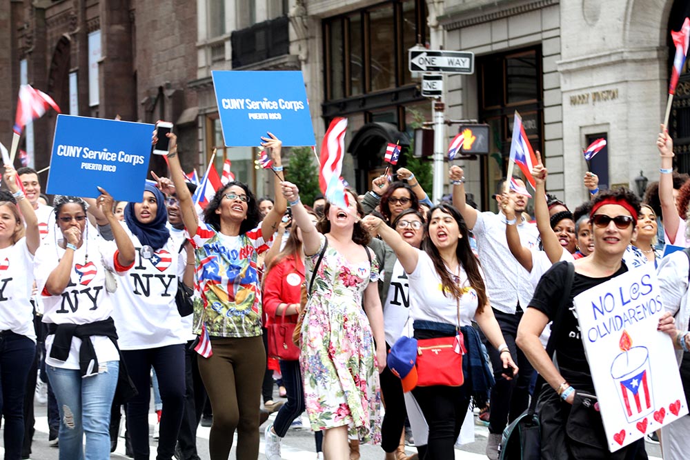 El sistema universitario CUNY envió su delegación al Desfile Nacional Puertorriqueño de este año. Foto Humberto Arellano