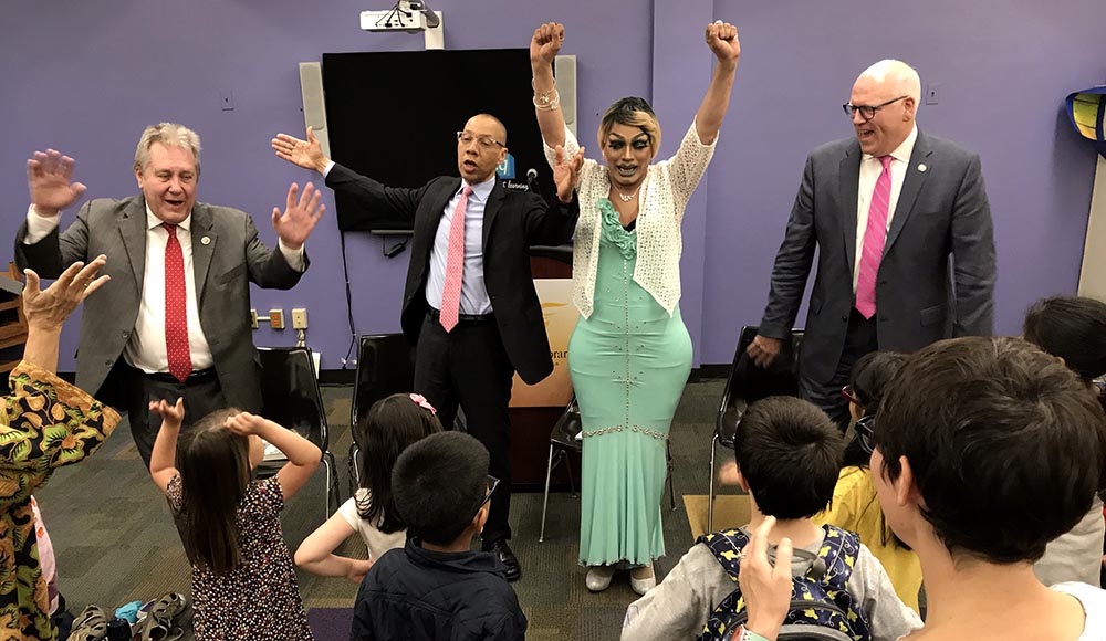 Desde la izquierda, el concejal Dromm, Dennis Walcott, Angel Elektra y el congresista Crowley jugando con los niños. 