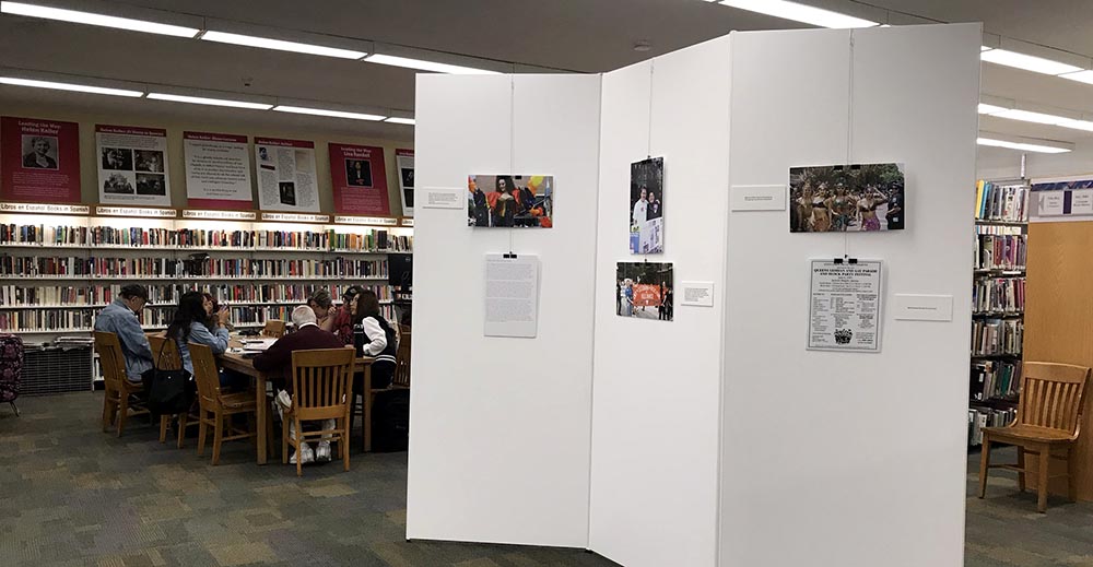 Exhibición sobre el Desfile del Orgullo Gay en el primer piso de la biblioteca de Jackson Heights, Queens.