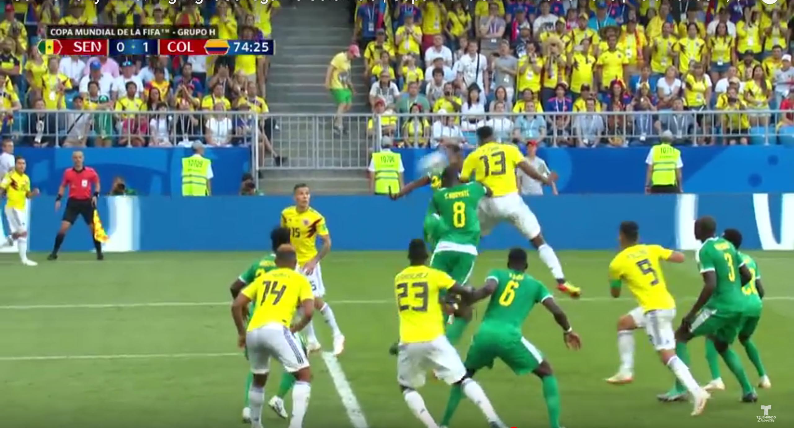 El momento en que Jerry Mina cabeza para enviar el balón al fondo de la red de Senegal.