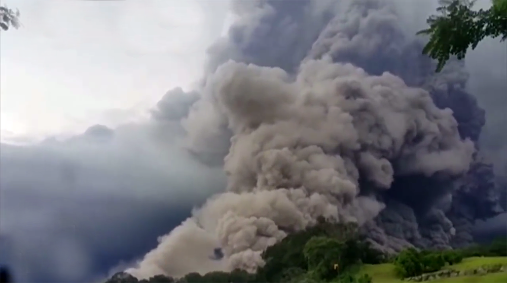Luego de la lava candente y el barro vino el humo y la muerte en Guatemala.