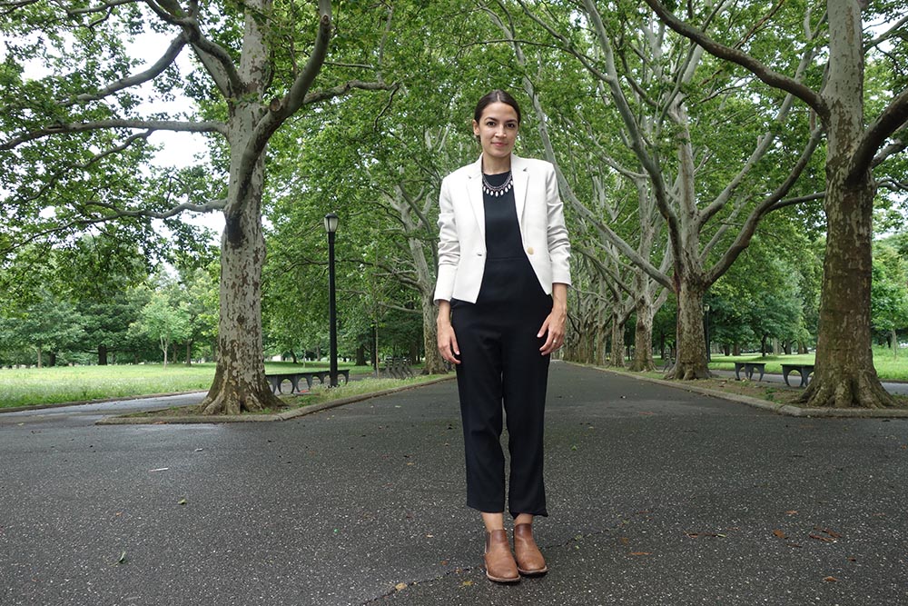 Alexandria Ocasio-Cortez en el Parque Flushing de Queens posando para QueensLatino. Fotos Javier Castaño