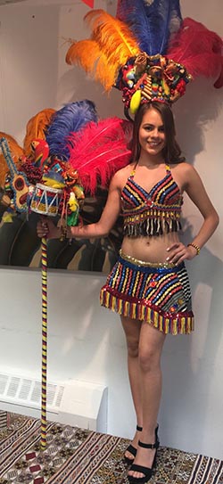 Esta mujer viste un traje típico de india colombiana.