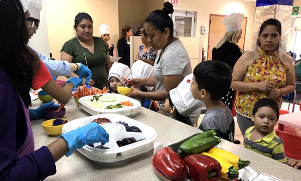 Hospital Elmhurst enseña a madres a comer mejor
