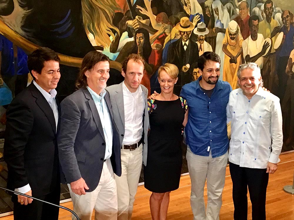 Grupo (I-D): Carlos J. Rodríguez (subdirector de Fundación Flamboyán en Puerto Rico), Vadim Nikitine, Jeffrey Seller, Kristin Ehrgood, Lin-Manuel Miranda y Luis A. Miranda Jr.