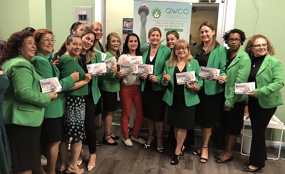  Miembros del QWCC con la asambleísta Ari Espinal al centro, de pantalón rosado.