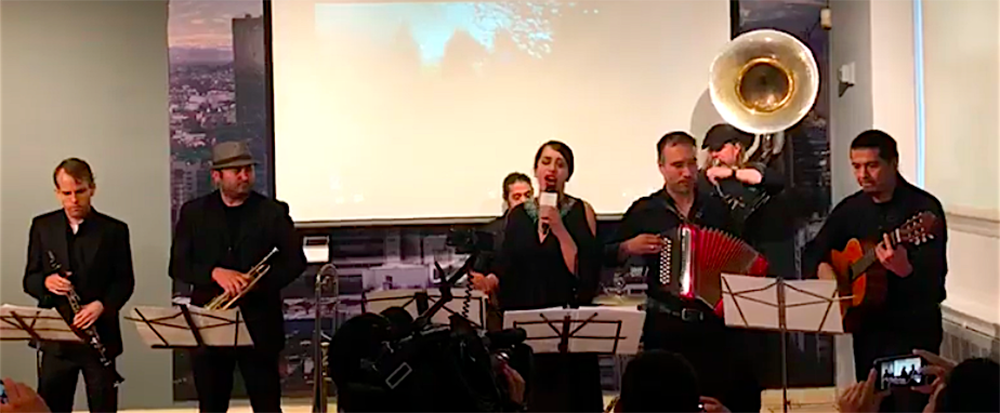 Los músicos de la Banda de Nueva York interpretaron en vivo el tema Orgullo Mexicano, durante la presentación oficial de la canción y su video en el Consulado General  de México en Nueva York, para promover la protección a los inmigrantes.