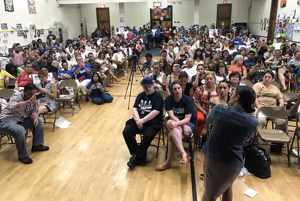 Alexandria Ocasio-Cortez, candidata demócrata al Congreso y quien derrotó a Joseph Crowley el pasado mes de junio, dirigiéndose a los asistentes. Foto Javier Castaño
