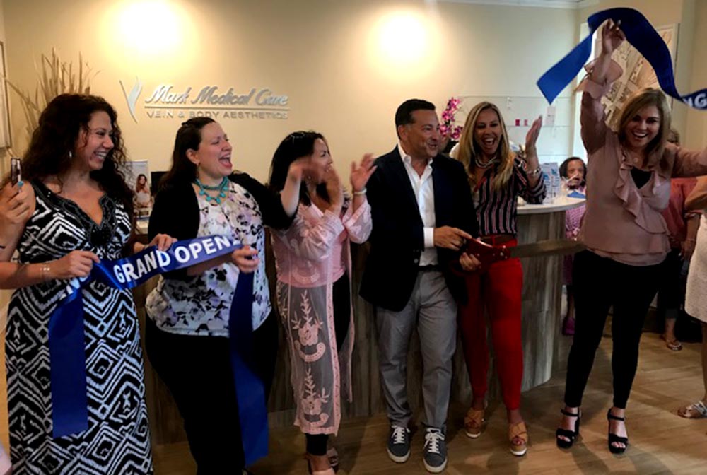 Desde la izquierda, Maritza Marmolejo del centro de llamadas, Ursula Castaño, gerente, Gloria B de la emisora Amor, el doctor Ron Mark, su esposa Kimberly Mark y Itala Perdomo, recepcionista de Mark Medical Care en Woodside, Queens.