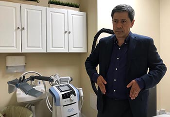 José Avila, gerente de operaciones de Mark Medical Care, explicando el funcionamiento de la tecnología para curar las venas y mejorar la estética.