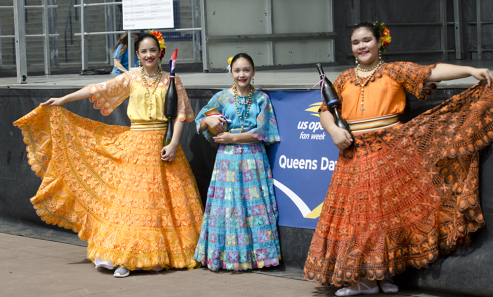 El Open celebró el Queens Day con música y danzas de Latinoamerica. En la foto, jóvenes de Paraguay demostraron el tradicional baile de la botella. Foto: cortesía Dino García. 