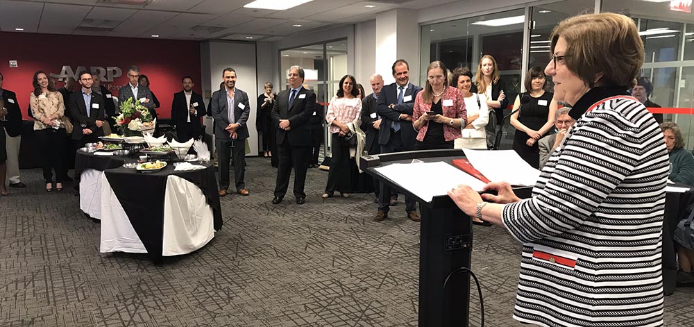 Joan Ruff dirigiéndose a los invitados en la sede de AARP en Nueva York.. Foto Javier Castaño