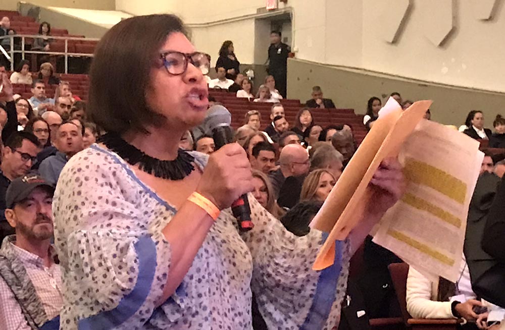 Elizabeth Castañeda hablando sobre el irrespeto a los derechos humanos en Coloombia. Foto Javier Castaño