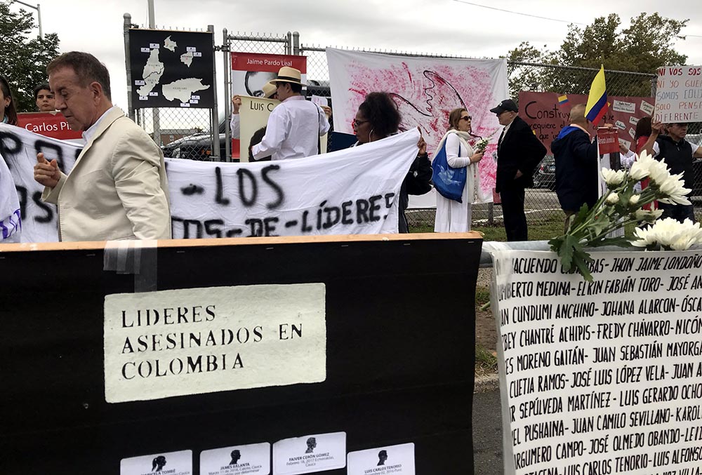 Protesta al frente del Goldel Auditorium del Queens College por los asesinatos en Colombia. Foto Javier Castaño