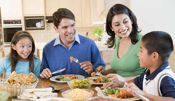 Comer en familia alimenta el estómago y el amor
