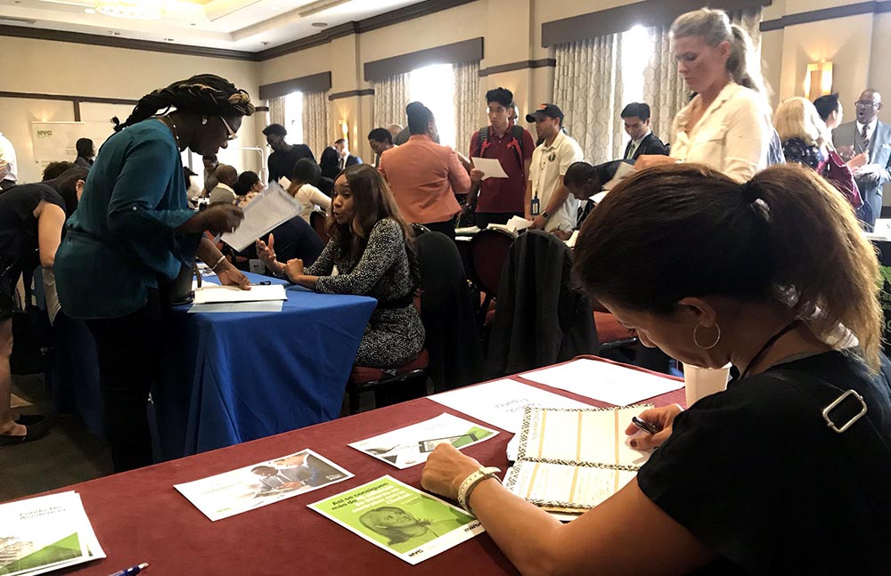 Más de 20 agencias de la ciudad de Nueva York dieron a conocer sus servicios y contratos en el Sheraton Hotel de Flushing.