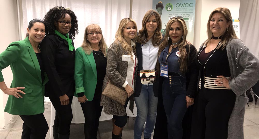 Representantes de la Cámara de Comercio de Mujeres de Queens (QWCC), incluyendo su presidenta Soledad Murillo, al extremo derecho, y la cónsul María Isabel Nieto, tercera de derecha a izquierda. Foto Javier Castaño