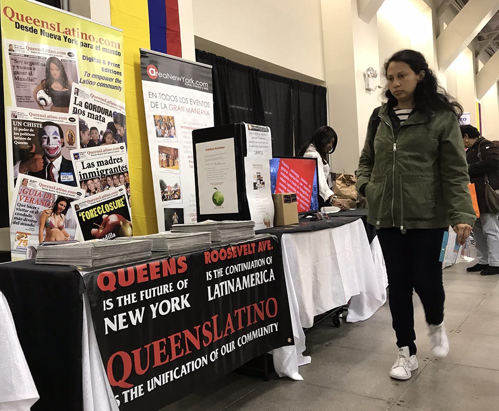 El periódico QueensLatino se hizo presente en ColombiaFest y distribuó ejemplates de su edición de octubre. Foto Javier Castaño
