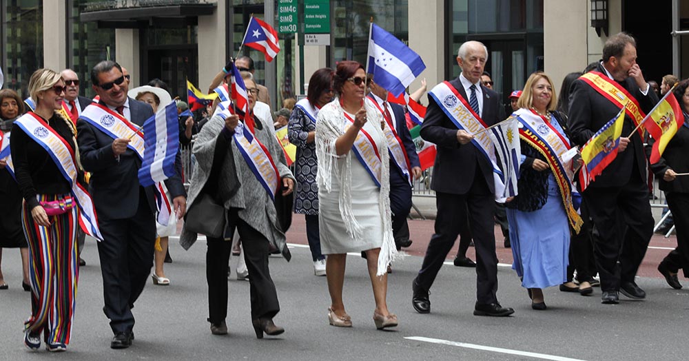 Los organizadores del Desfile de la Hispanidad desfilaron con cósules y Latinoamérica y la jueza Carmen Velásquez. Foto Humberto Arellano