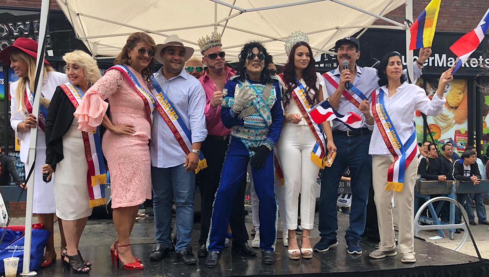 Los directivos del Desfile Dominicano de Queens en la plataforma de honor.