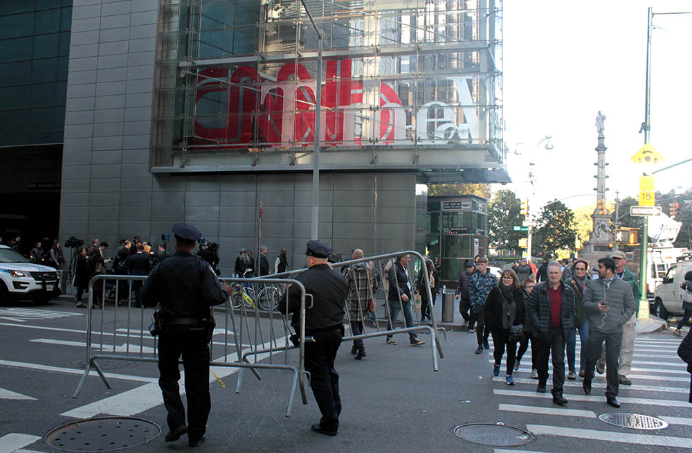 En Times Square, el edificio de CNN también está siendo protegido por la policía luego de recibir paquetes con explosivos. Foto Humberto Arellano