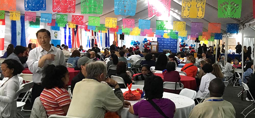 Las personas que asistieron a celebrar el Mes de la Herencia Hispana en el Hospital Elmhurst de Queens. 