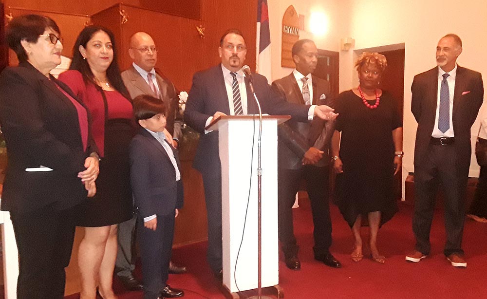 Hiram Monserrate en el podium al lado de sus candidatos que ganaron puestos políticos dentro del Partido Demócrata de Queens. Foto Danny Mendoza