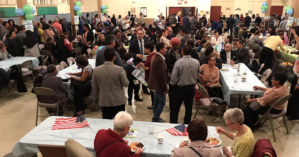 La comida que auspició Monserrate para latinos y afroamericanos en Corona, Queens. Foto Javier Castaño