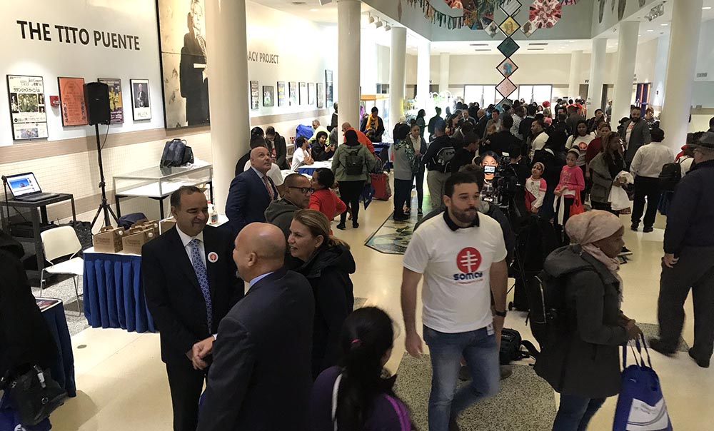 La feria de salud en el pasillo de la entrada principal del Hostos Community College.