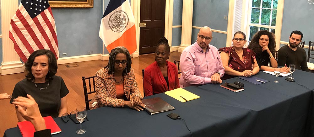En Gracie Mansion, desde la izquierda, 
